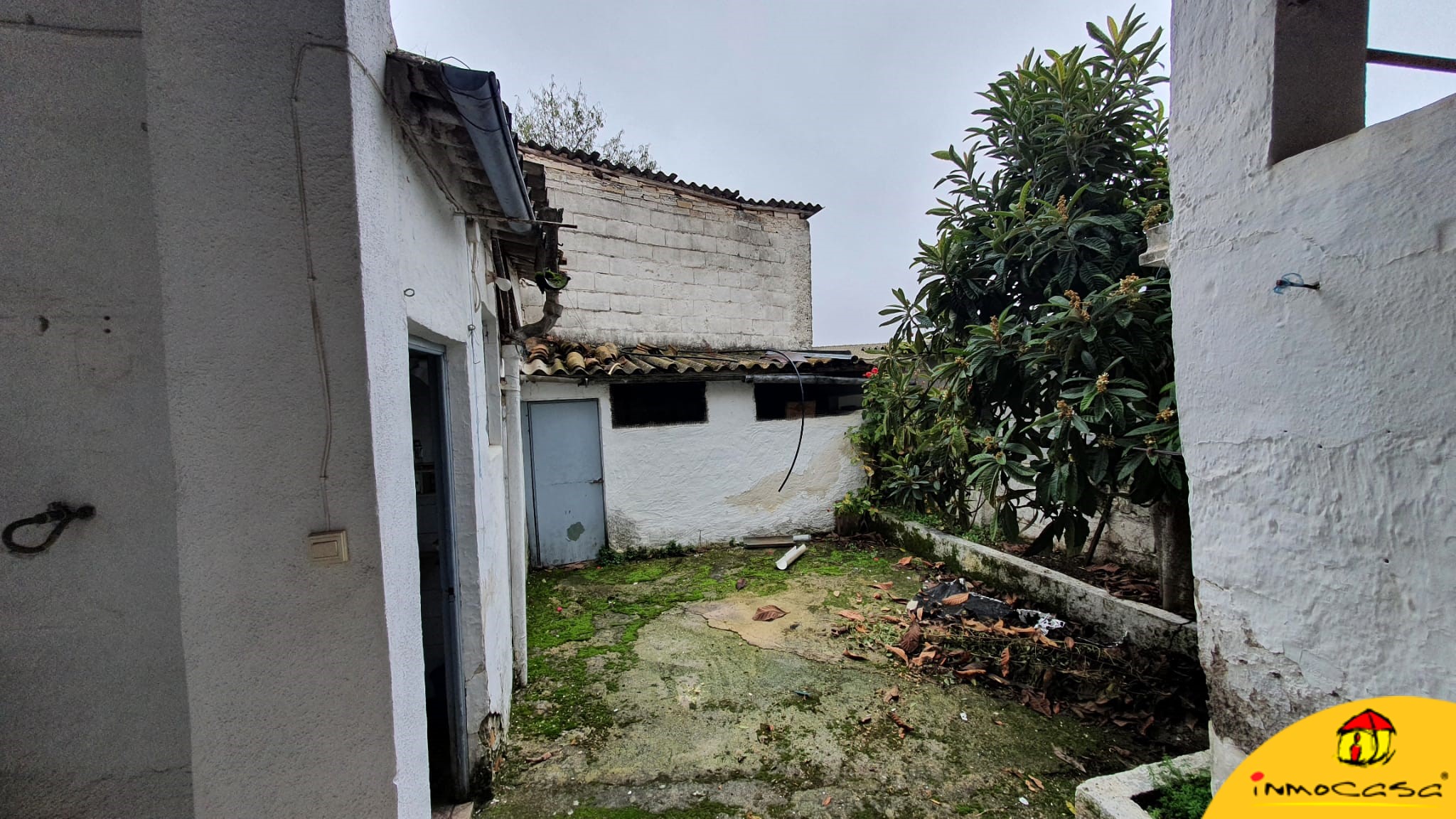 Casa semi-reformada con patio en la aldea de Frailes