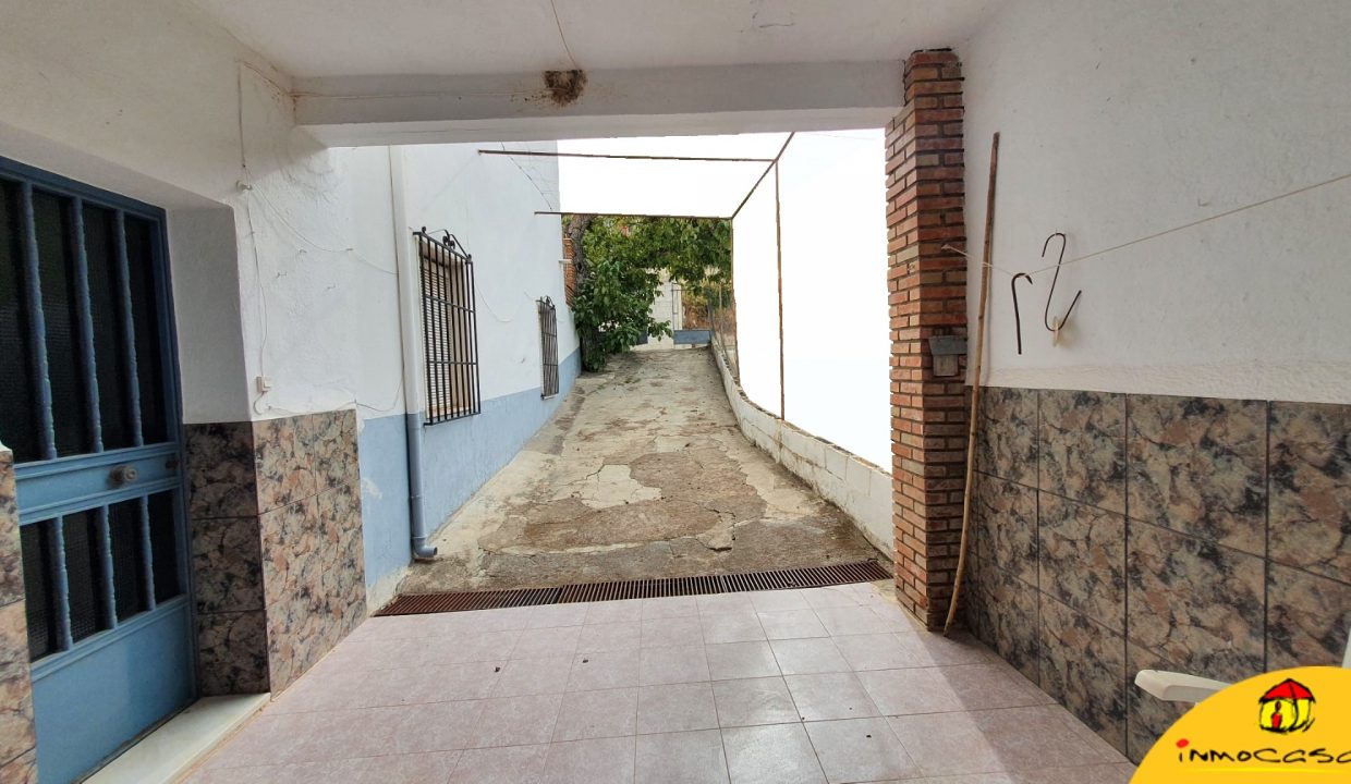 Inmobiliaria - Alcala la Real - Inmocasa - Venta - Casa - Castillo Locubin - Gran parcela - Haciendo esquina - Cochera - Dos viviendas idénticas - Terraza - Huerto