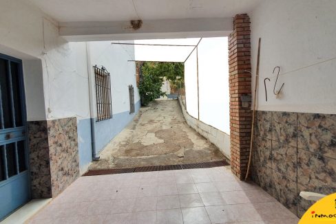 Inmobiliaria - Alcala la Real - Inmocasa - Venta - Casa - Castillo Locubin - Gran parcela - Haciendo esquina - Cochera - Dos viviendas idénticas - Terraza - Huerto