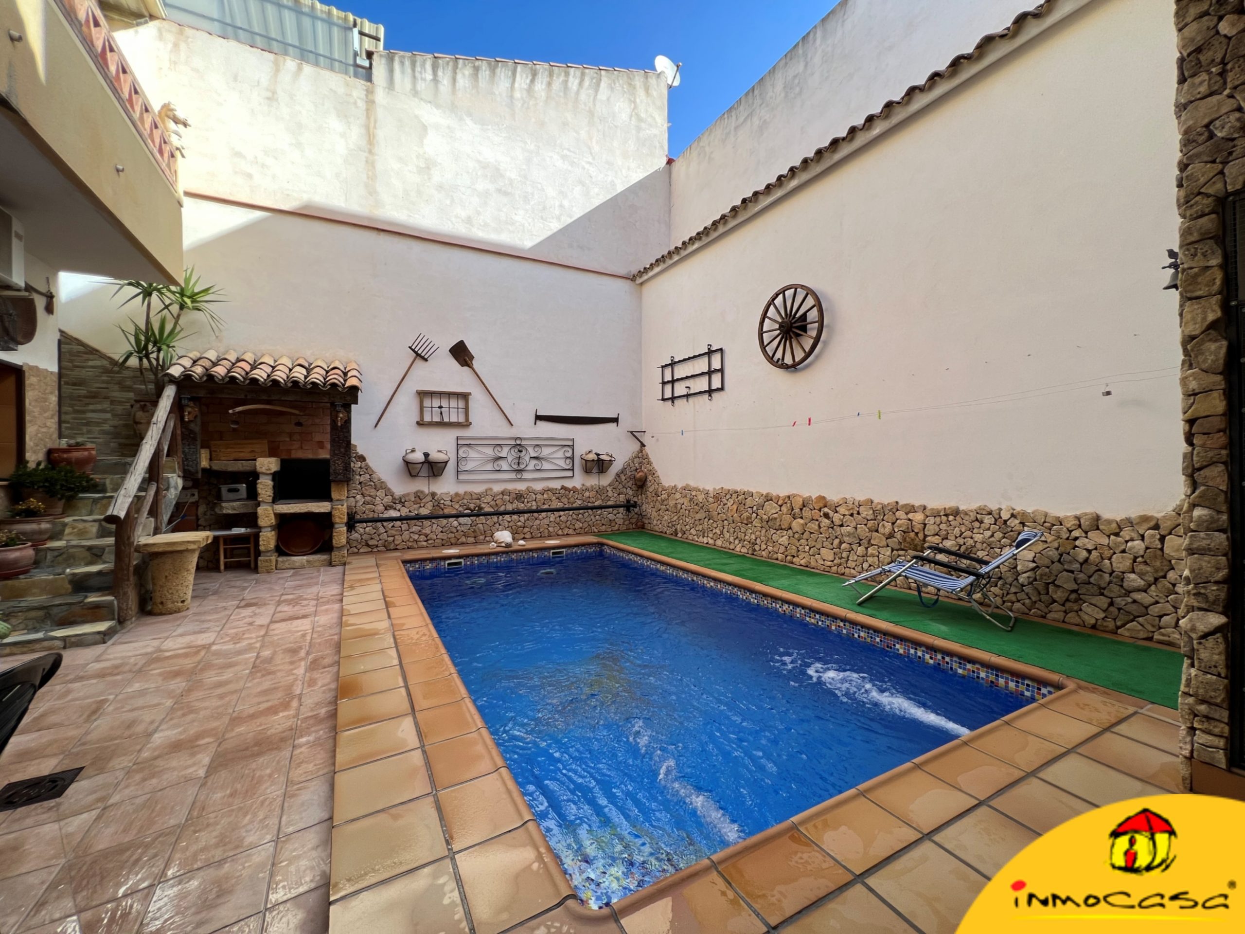 Gran casa con terraza, piscina y cochera en Castillo de Locubín