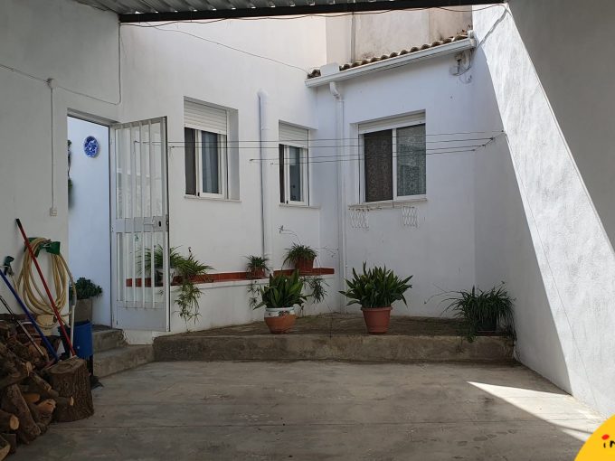 Inmobiliaria-Alcala la Real- Charilla-Venta-Casa-7 dormitorios- 2 baños- Patio- Garaje