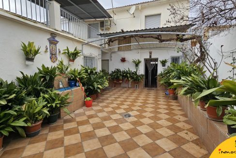 17 - Inmobiliaria - Alcala la Real - Inmocasa - Venta - Casa - Zona Cauchil - Camino Charilla - Cochera - Patio - Chimenea - Terraza