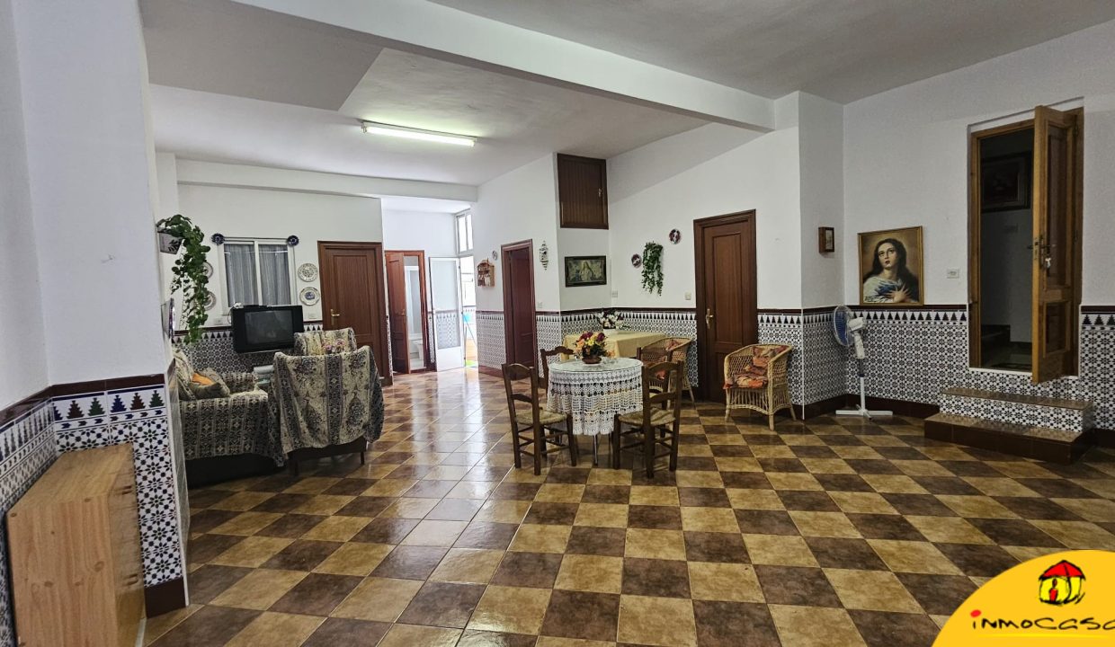 1 - Inmobiliaria - Alcala la Real - Inmocasa - Venta - Casa - Castillo Locubin - Cochera cerrada - Patio - Amueblada - Terraza acristalada - Dos viviendas