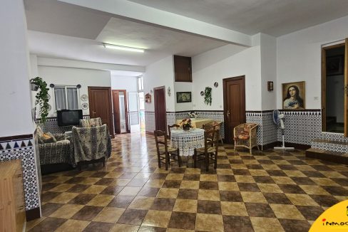 1 - Inmobiliaria - Alcala la Real - Inmocasa - Venta - Casa - Castillo Locubin - Cochera cerrada - Patio - Amueblada - Terraza acristalada - Dos viviendas