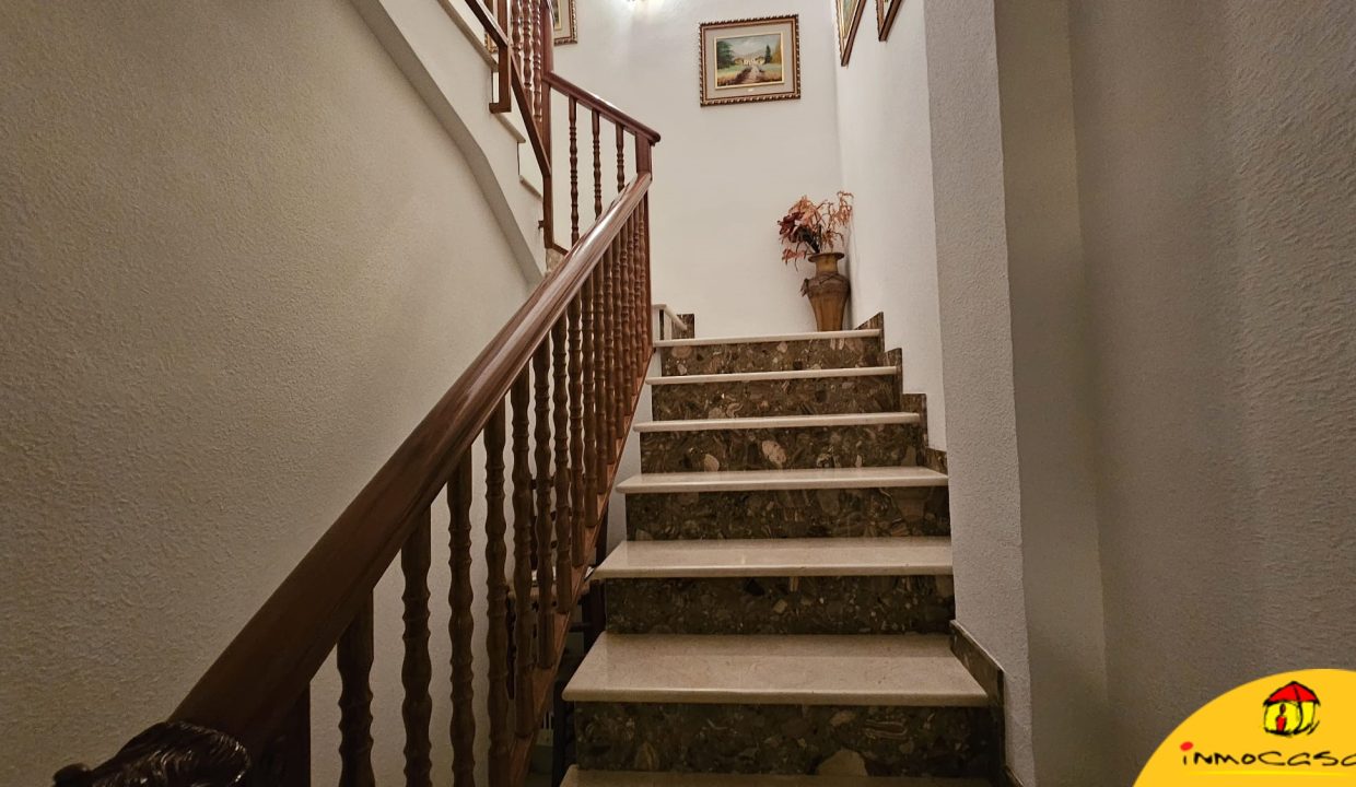 10 - Inmobiliaria - Alcala la Real - Inmocasa - Venta - Casa - Castillo Locubin - Cochera cerrada - Patio - Amueblada - Terraza acristalada - Dos viviendas