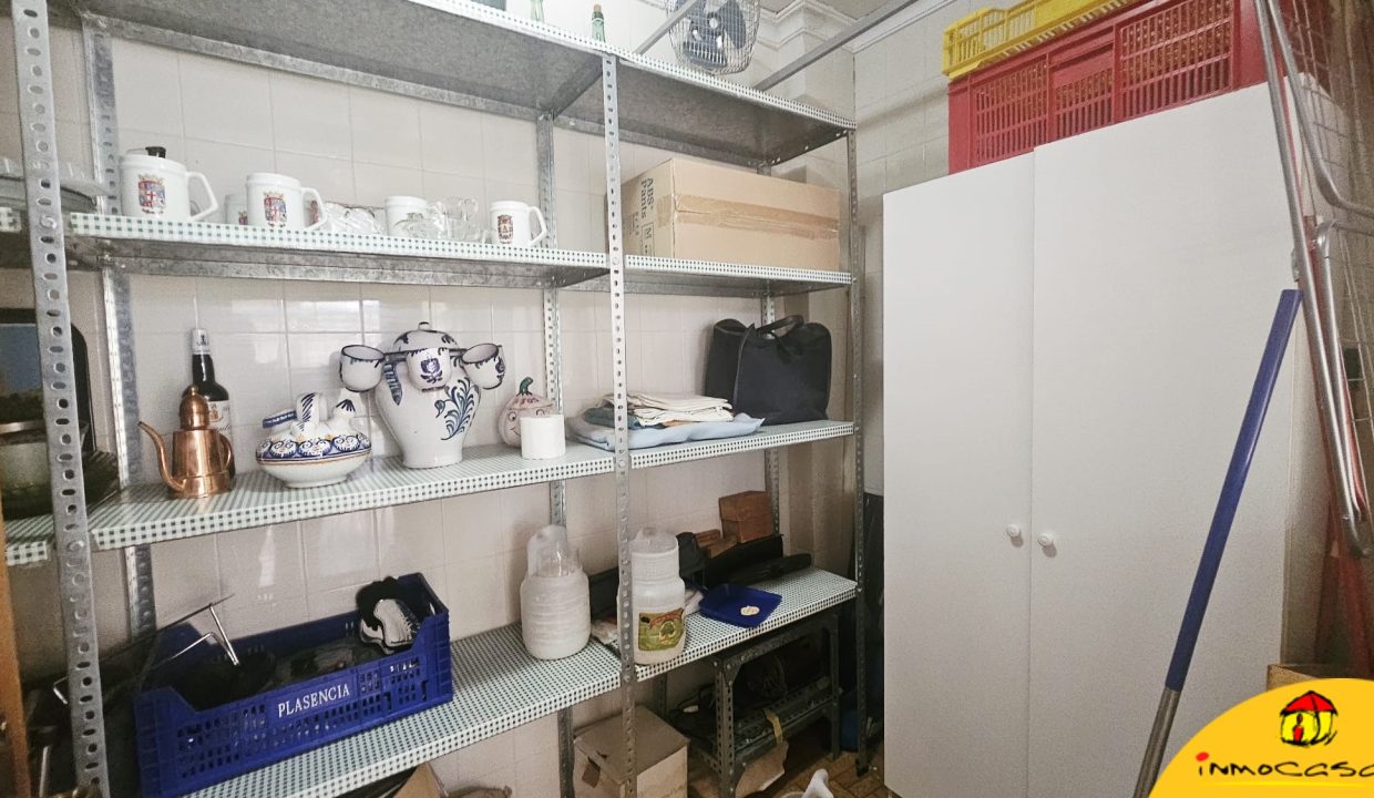 16 - Inmobiliaria - Alcala la Real - Inmocasa - Venta - Casa - Castillo Locubin - Cochera cerrada - Patio - Amueblada - Terraza acristalada - Dos viviendas