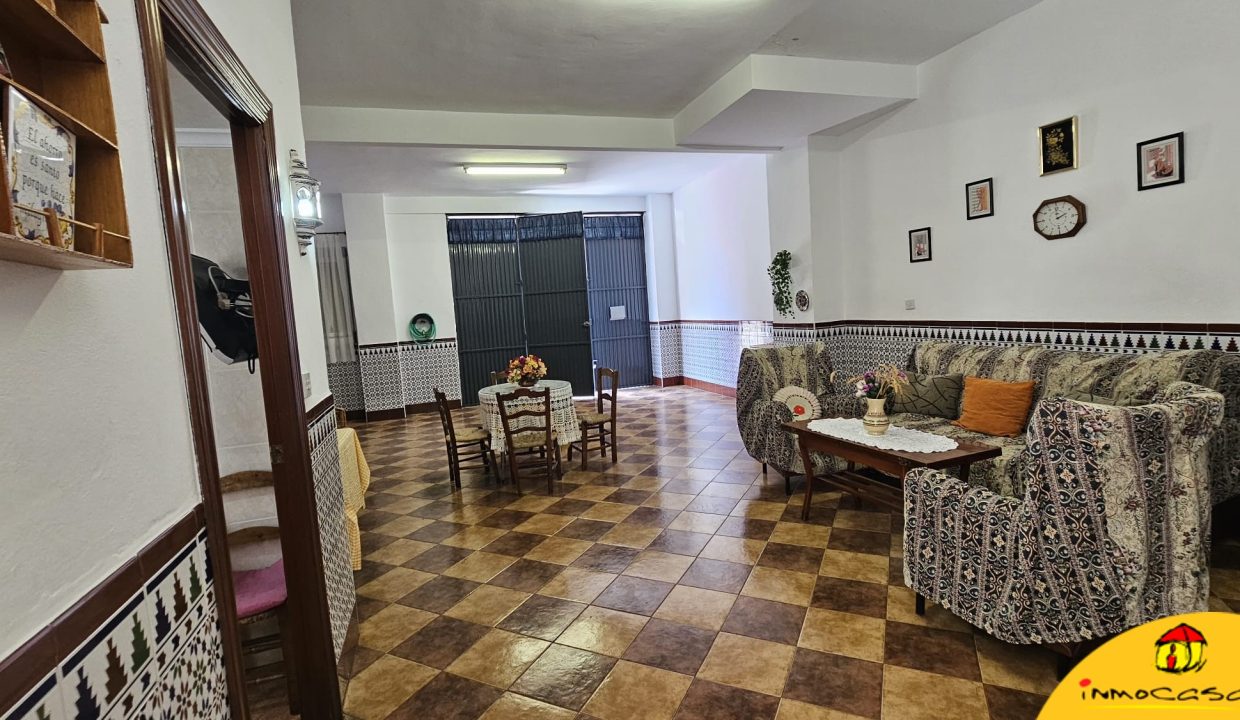 2 - Inmobiliaria - Alcala la Real - Inmocasa - Venta - Casa - Castillo Locubin - Cochera cerrada - Patio - Amueblada - Terraza acristalada - Dos viviendas