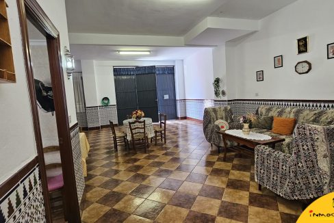 2 - Inmobiliaria - Alcala la Real - Inmocasa - Venta - Casa - Castillo Locubin - Cochera cerrada - Patio - Amueblada - Terraza acristalada - Dos viviendas