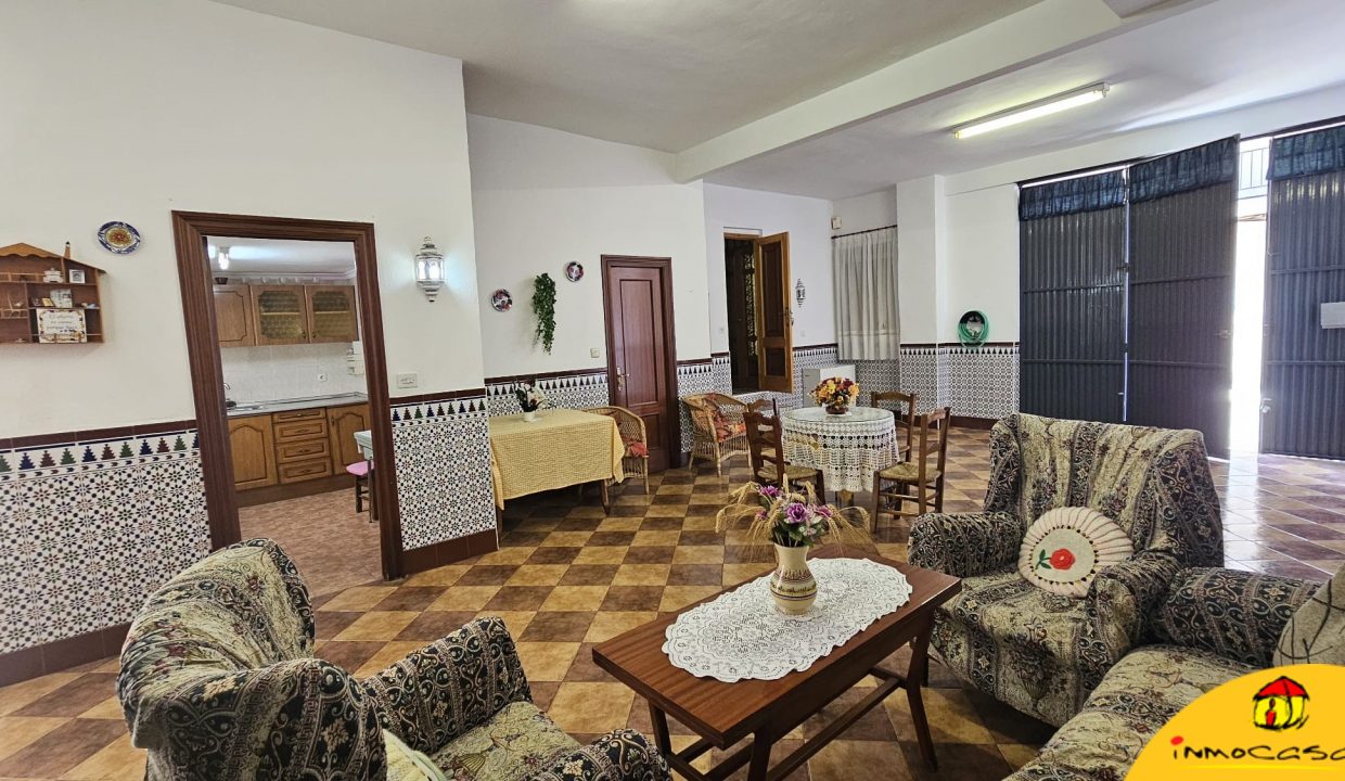 3 - Inmobiliaria - Alcala la Real - Inmocasa - Venta - Casa - Castillo Locubin - Cochera cerrada - Patio - Amueblada - Terraza acristalada - Dos viviendas