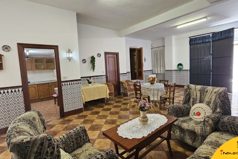 3 - Inmobiliaria - Alcala la Real - Inmocasa - Venta - Casa - Castillo Locubin - Cochera cerrada - Patio - Amueblada - Terraza acristalada - Dos viviendas