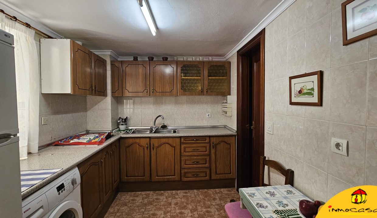 4 - Inmobiliaria - Alcala la Real - Inmocasa - Venta - Casa - Castillo Locubin - Cochera cerrada - Patio - Amueblada - Terraza acristalada - Dos viviendas