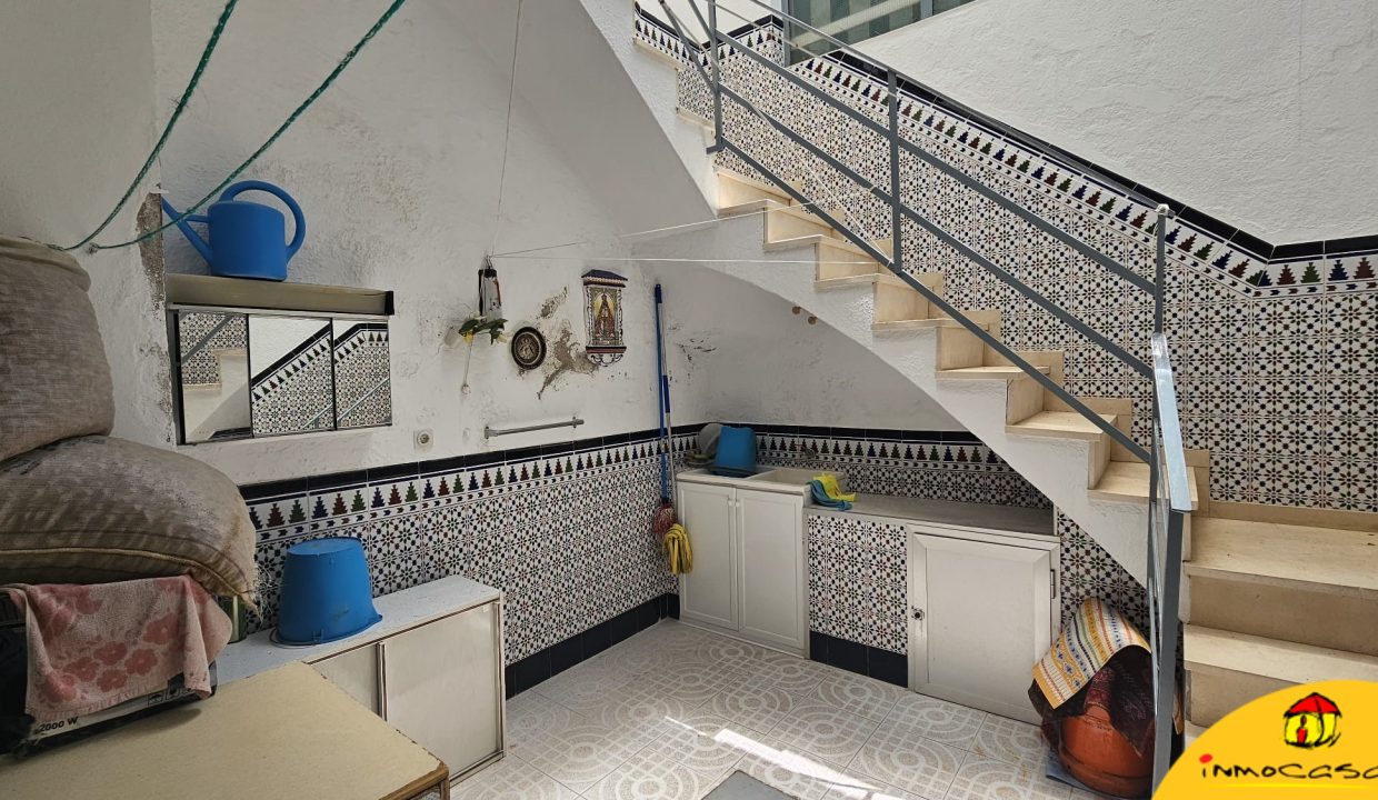 9 - Inmobiliaria - Alcala la Real - Inmocasa - Venta - Casa - Castillo Locubin - Cochera cerrada - Patio - Amueblada - Terraza acristalada - Dos viviendas