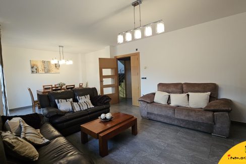 11 - Inmobiliaria - Alcala la Real - Inmocasa - Venta - Casa - Cauchil - Cochera - Cocinón - Chimenea - Terraza - Vistas - Orientación Suroeste - Calefacción gasoil