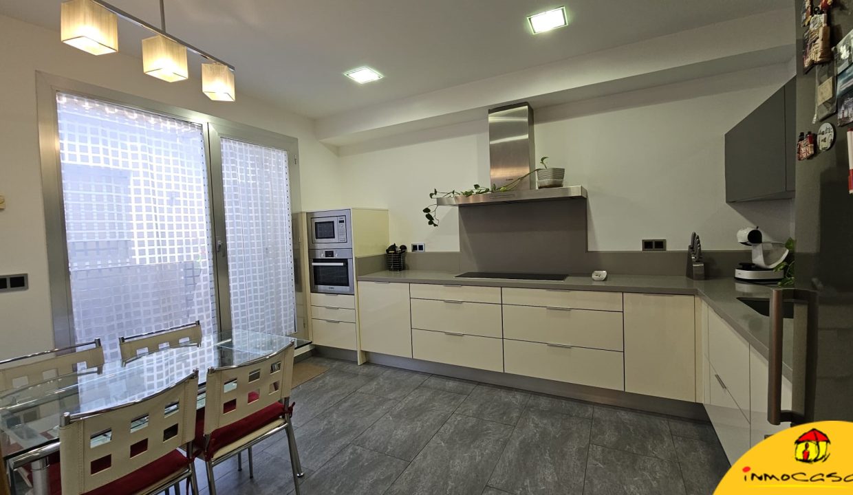 16 - Inmobiliaria - Alcala la Real - Inmocasa - Venta - Casa - Cauchil - Cochera - Cocinón - Chimenea - Terraza - Vistas - Orientación Suroeste - Calefacción gasoil